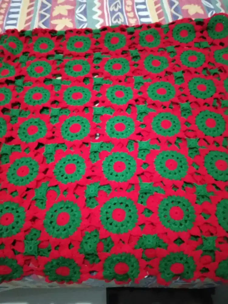 Taplak rajut merah hijau