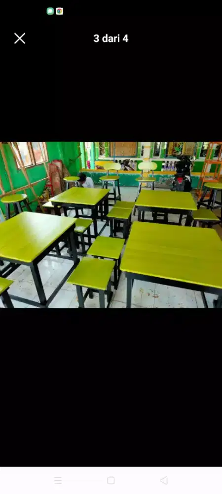 Meja makan bermacam warna