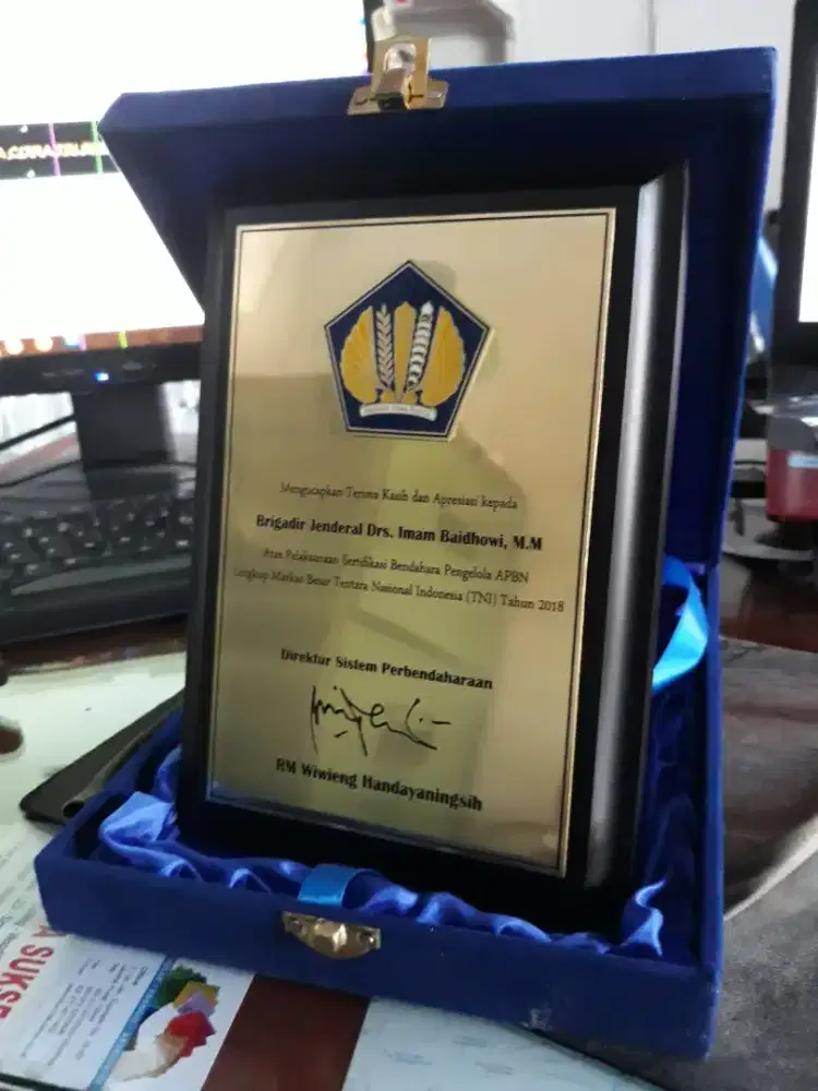 Plakat Akrilik dan Resin