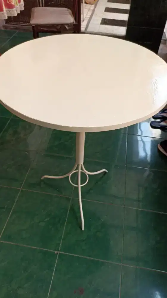 Meja bundar kaki besi