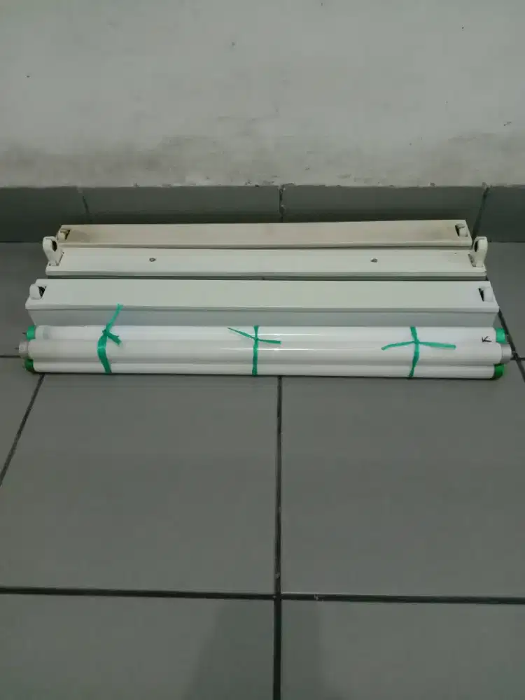Lampu panjang + bola lampu