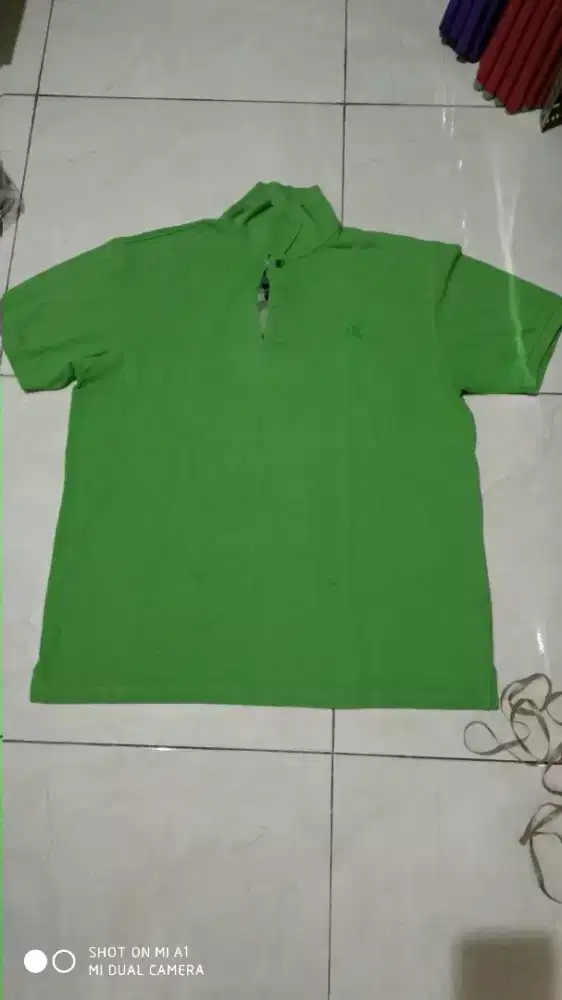 Baju kaos kemeja ukuran XL, lingkar pinggang 116 cm merk burberry