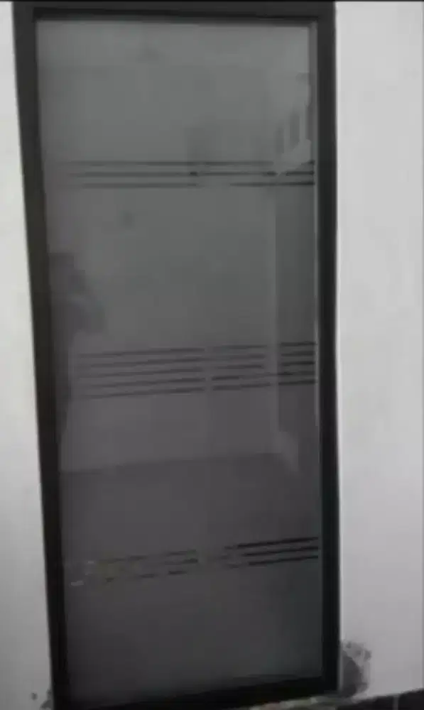 Stiker sanblas dan kaca film melapisi kaca kamar mandi anda