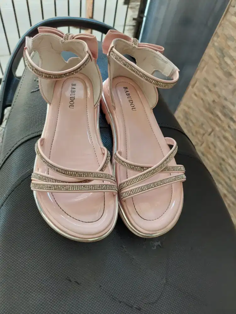 Sepatu dan sandal anak ukuran 36