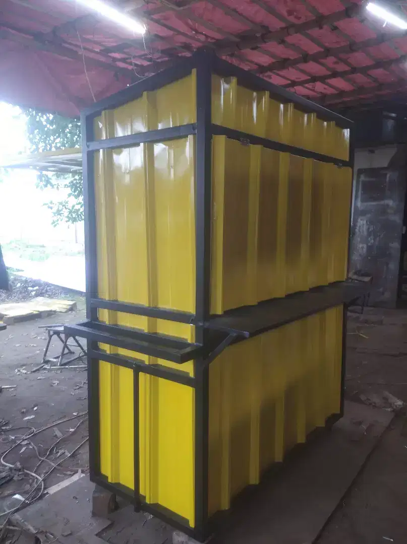 Booth container