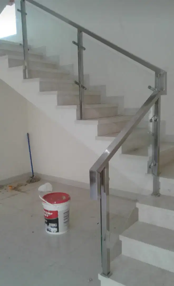 Railing tangga dan balkon kaca