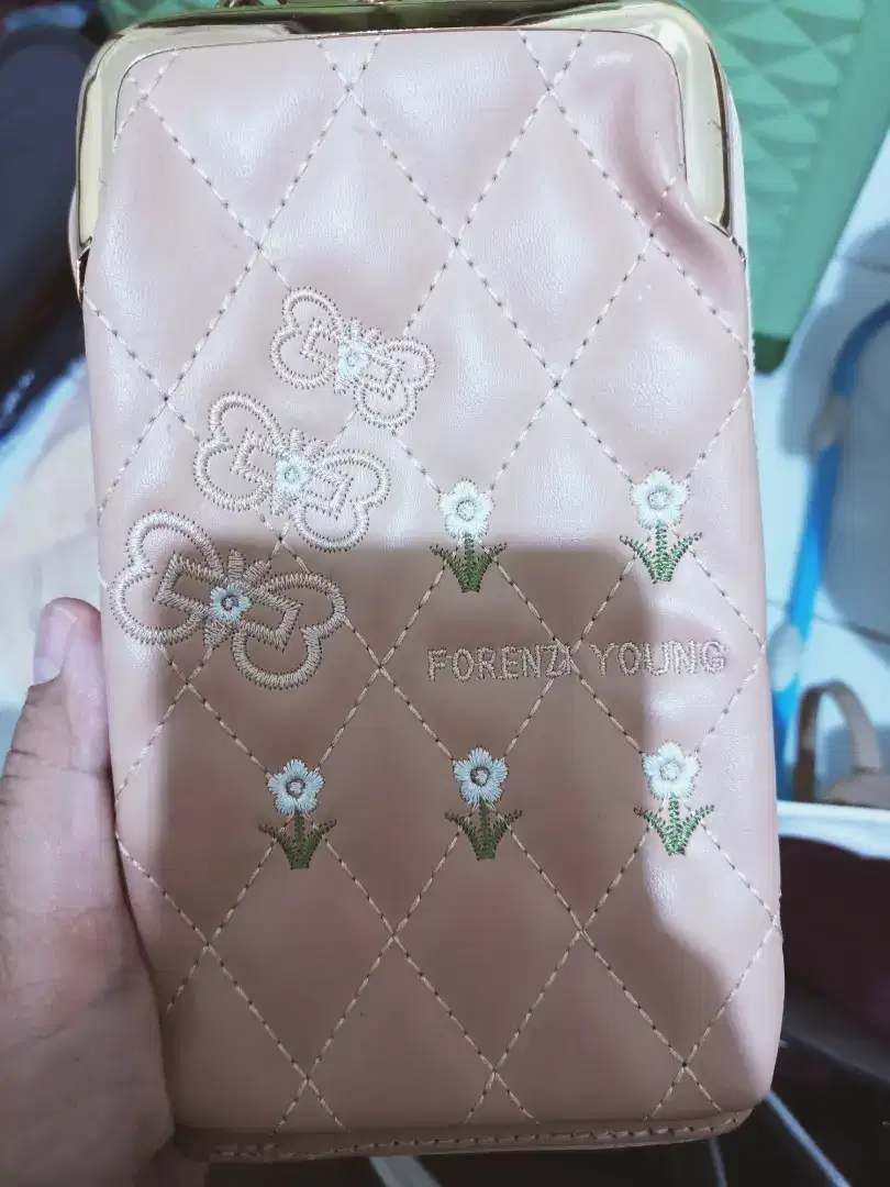 Dompet HP dan uang