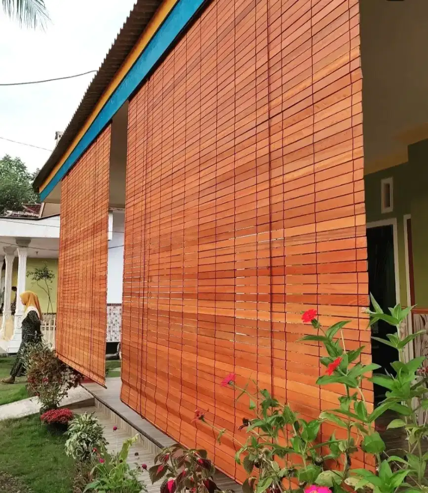 Tirai kayu jati pusat