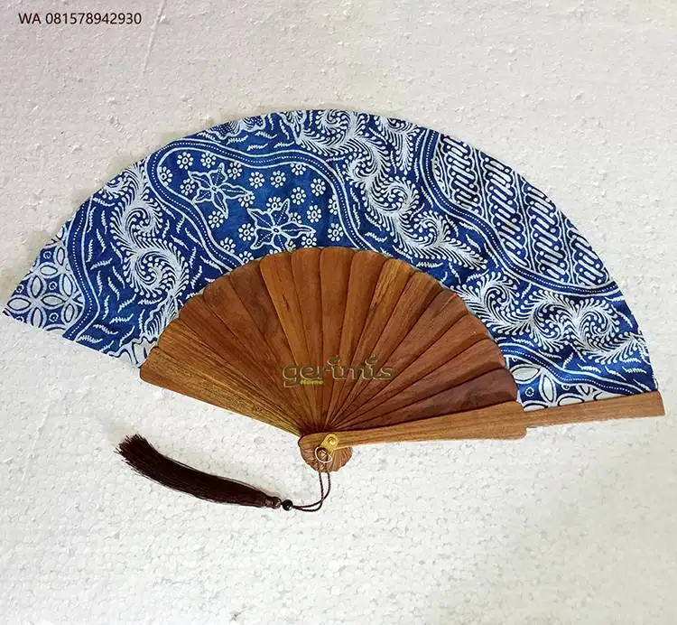 kipas tangan kayu