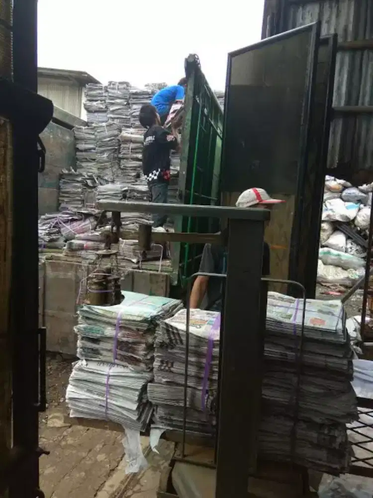 Di cari barang bekas buku koran kardus besi dll