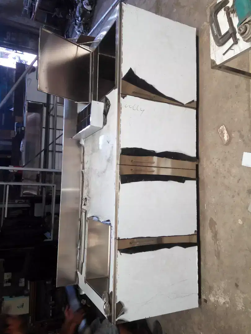 Cabinet sink dan es box bahan stainless steel.
