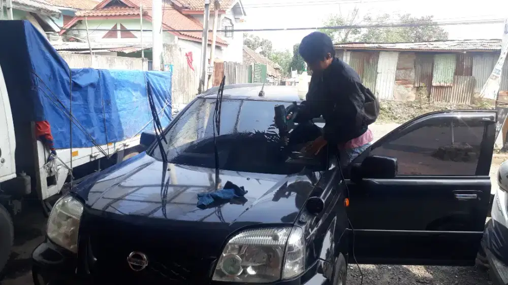 teknisi kaca film mobil home service