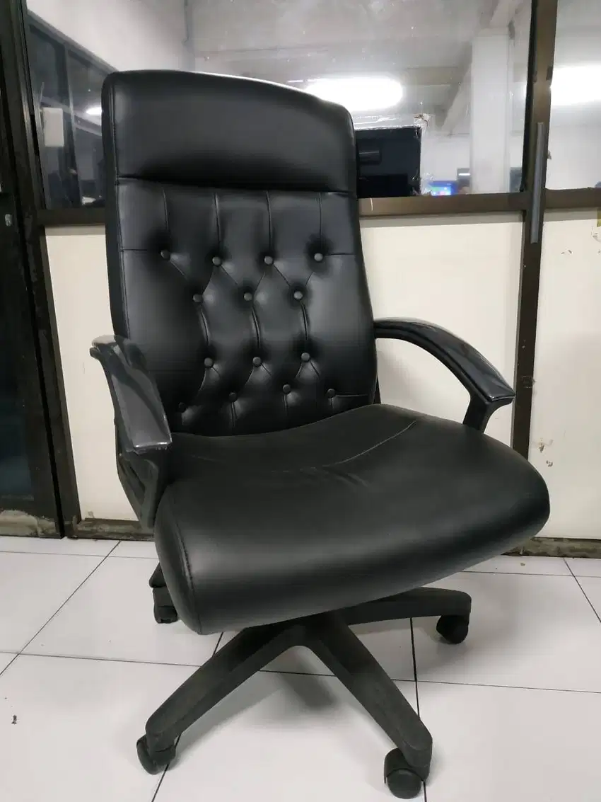 KD 993 N / Kursi Direktur / Kursi Import / Kursi Kantor / Kursi Putar