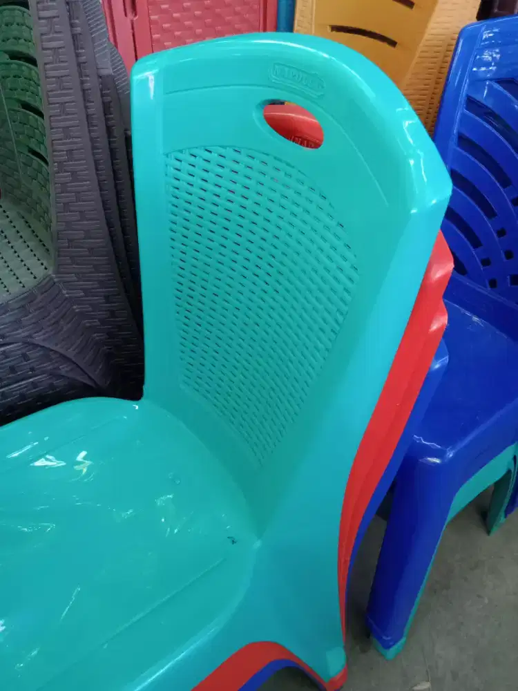 KURSI PLASTIK NAPOLLY MERAH BIRU DAN HIJAU