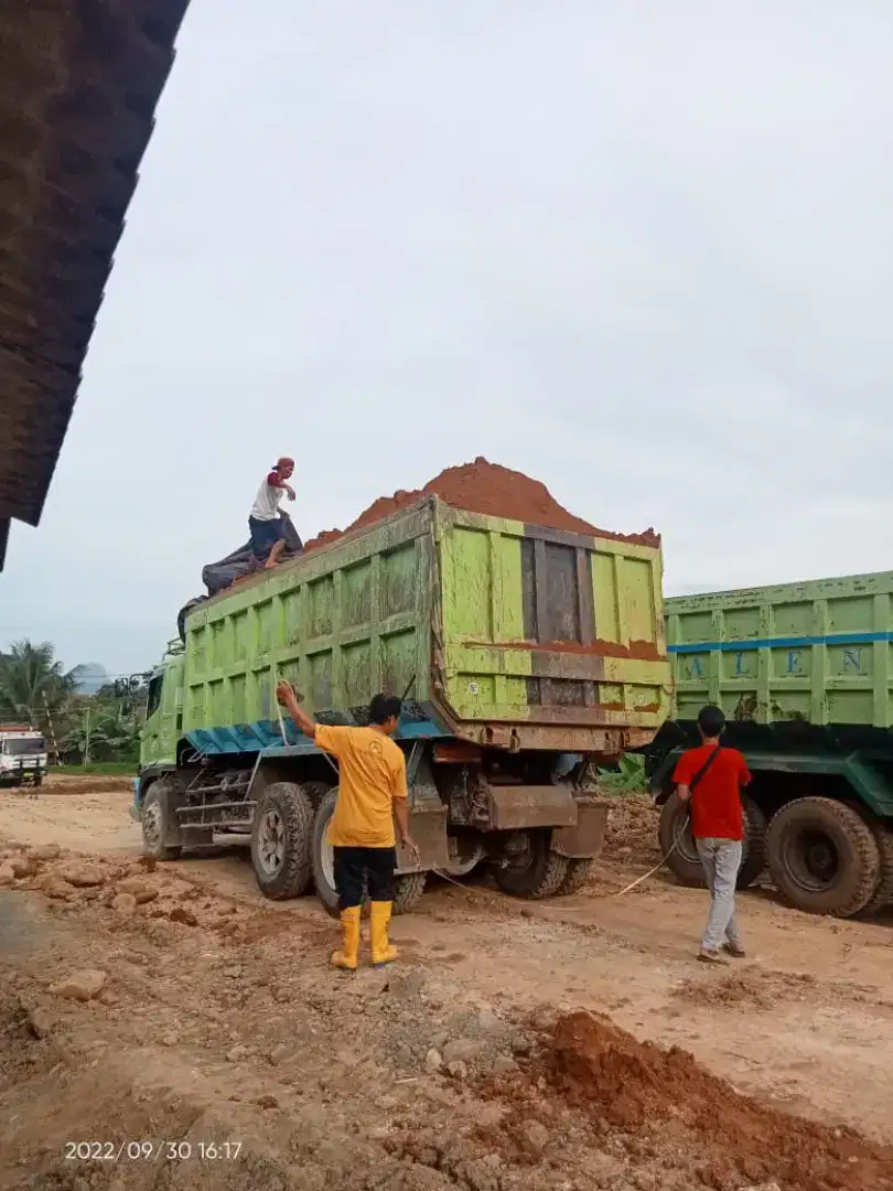 Tanah campur pengurugan urug buang puing sampah gali taman puing tanah