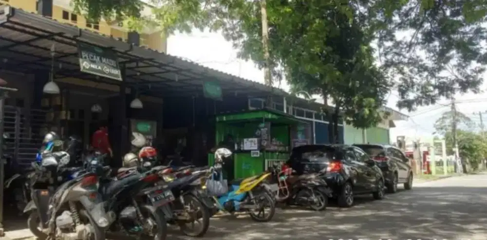 Bekasi Timur Regency, Rumah Usaha, Pinggir Jalan