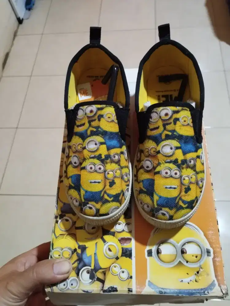 Sepatu anak pria dan wanita minion