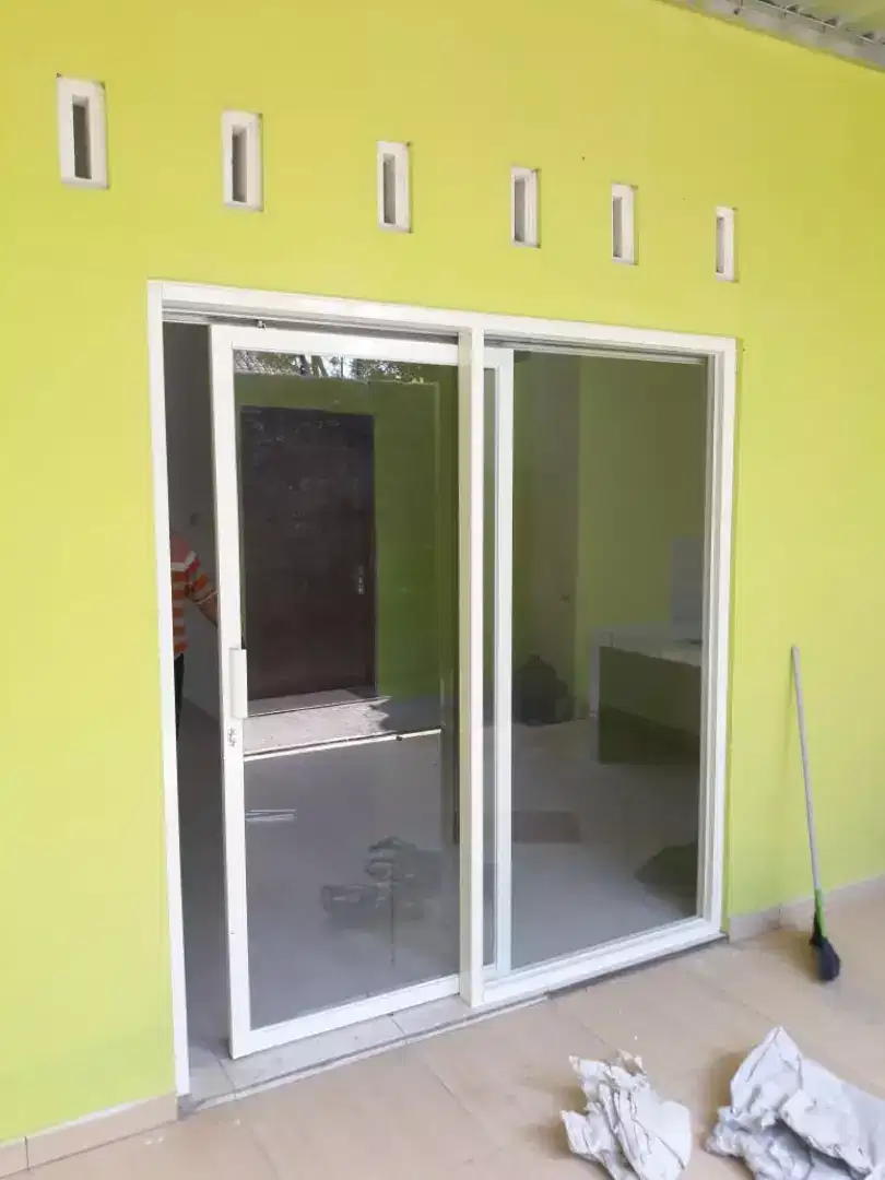 Pintu kaca alumunium putih silver cokelat hitam