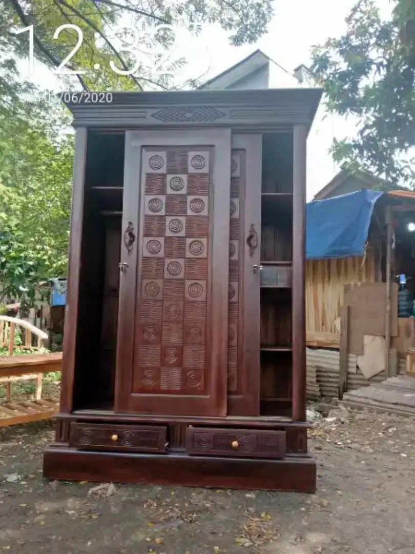 Lemari kayu jati Jepara pintu geser