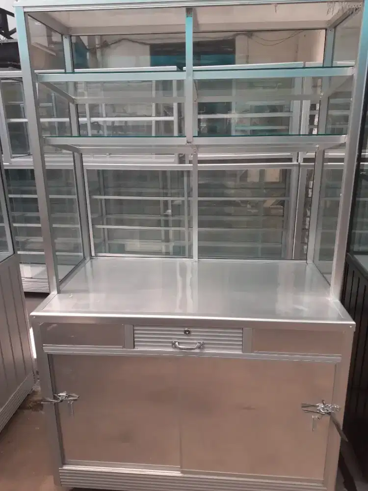 Etalase P.120cm pintu