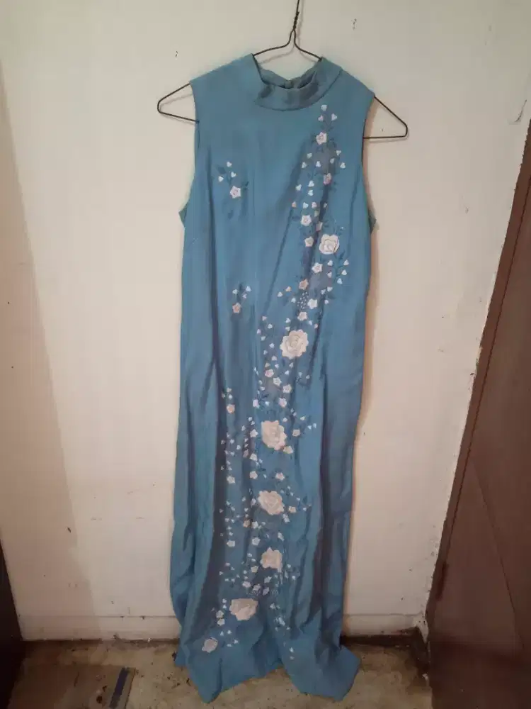 Longdress vintage thn70 biru Tanpa lengan bordir putih Dari philipine
