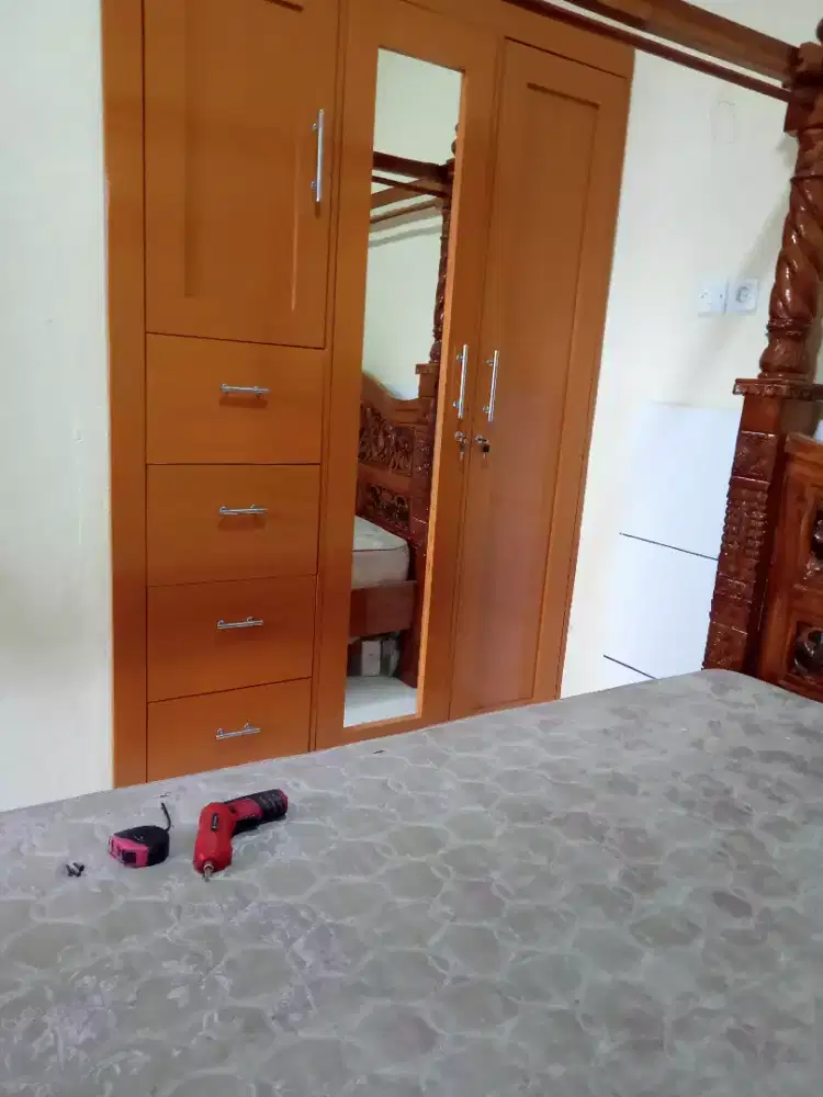 Lemari custom tanam dalam tembok .