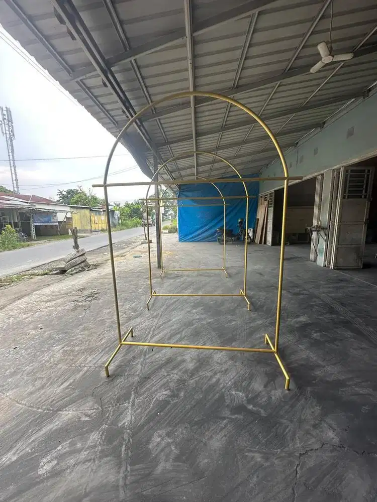 Tiang gawang gantungan baju mewah elegant