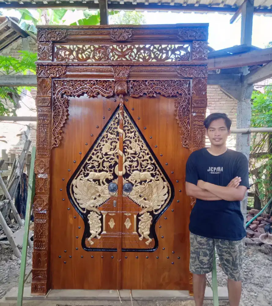 Pintu gawangan ukir
