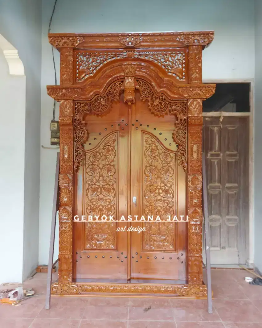 Pintu gapuro ukir Jepara
