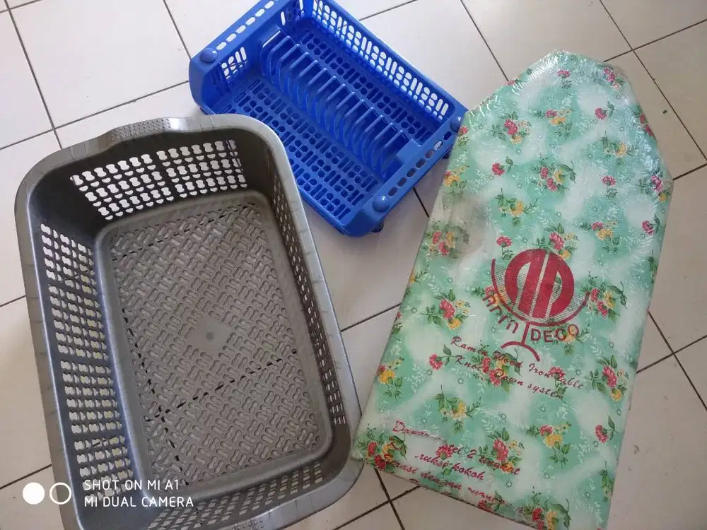 Meja Setrika Duduk Lipat, Keranjang Pakaian dan Rak Piring