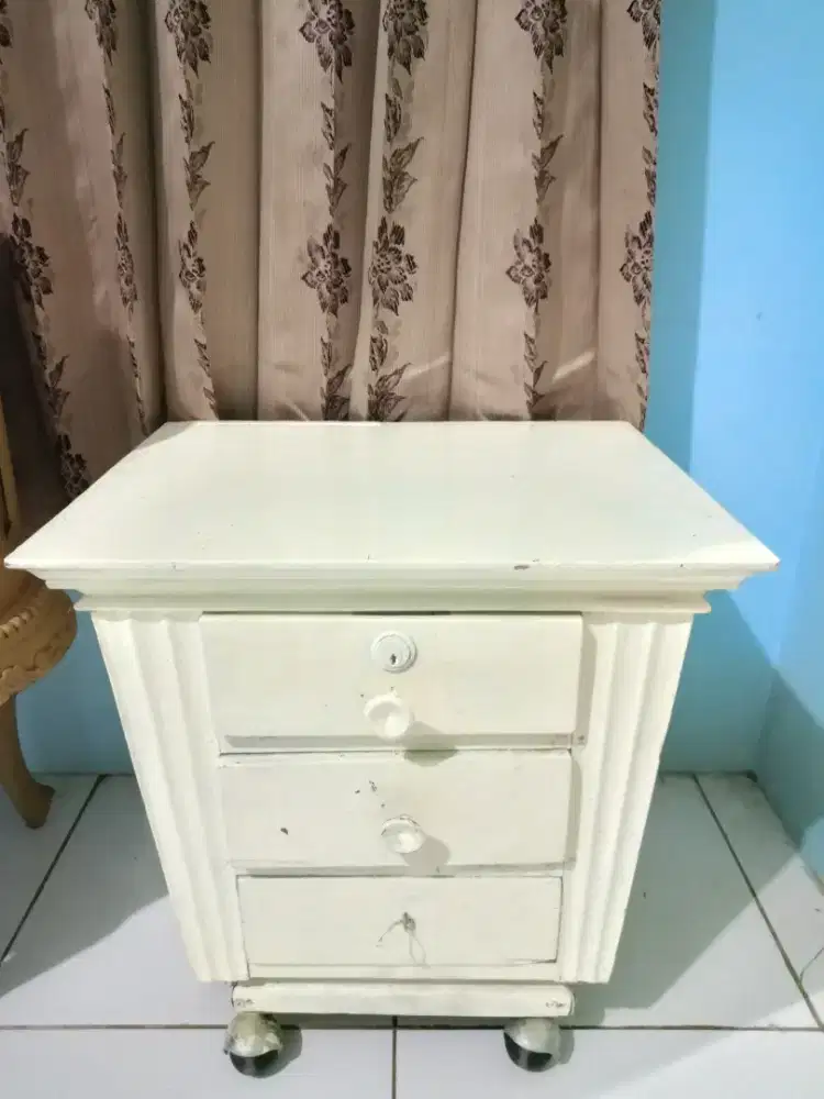 Meja nakas laci dengan roda asli kayu jati dicat putih