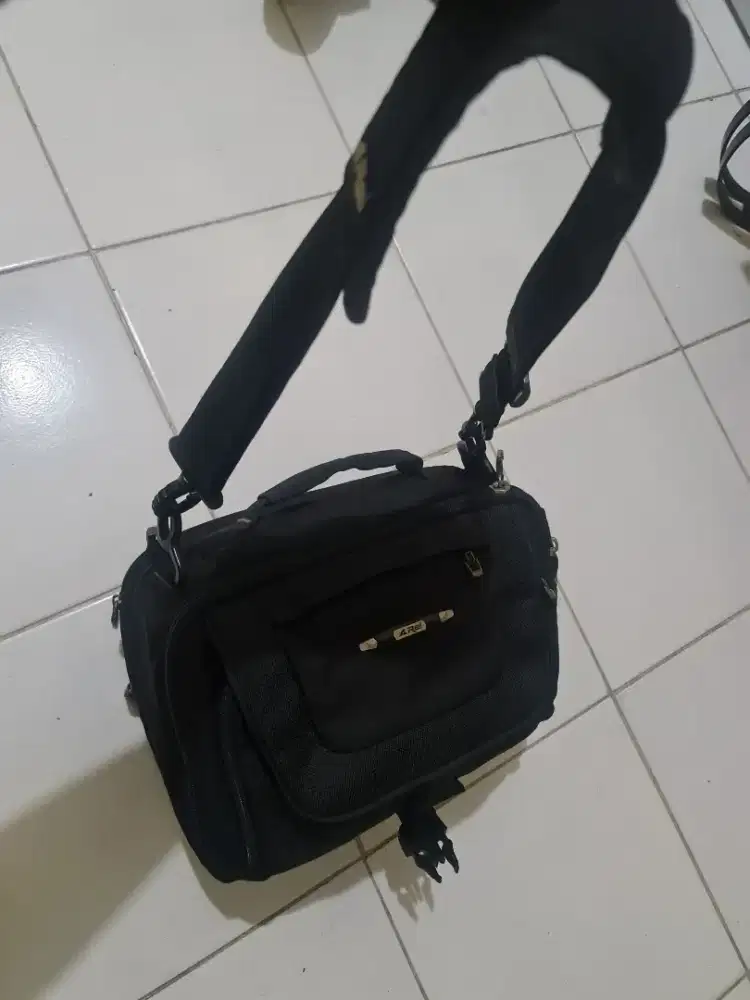 Tas Selempang Arei