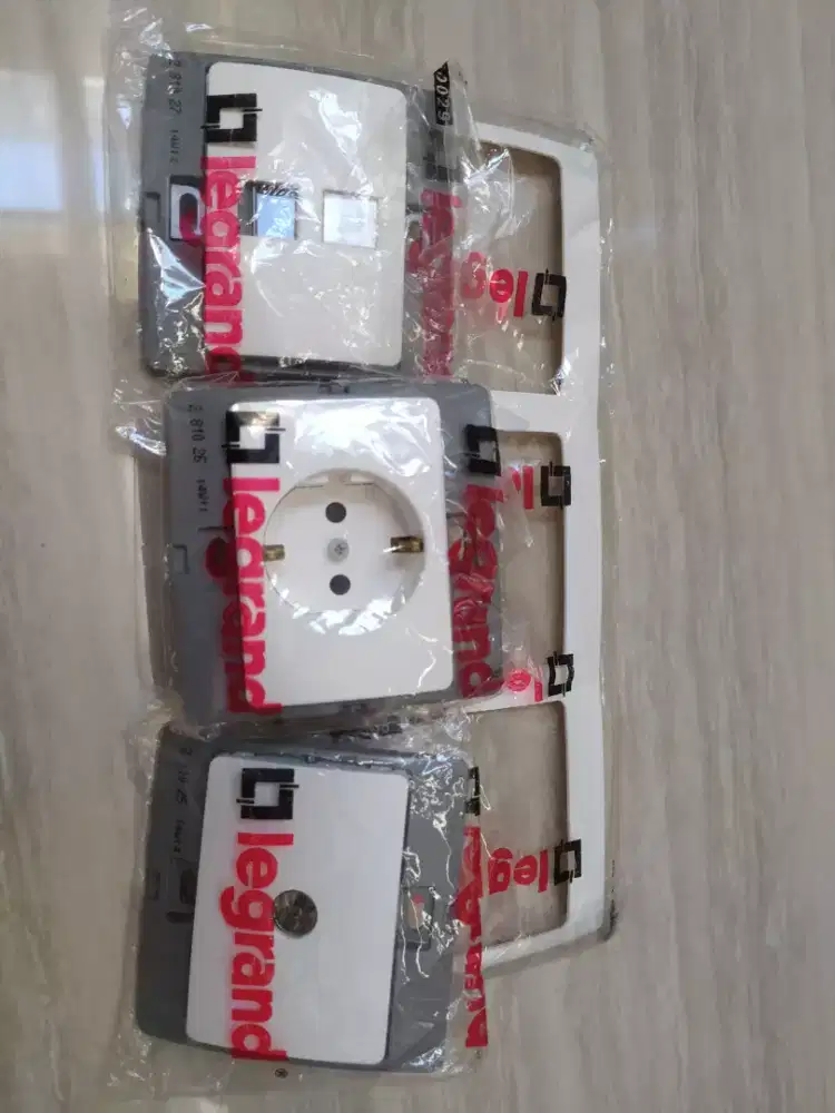 Legrand 3-gang Wallplate