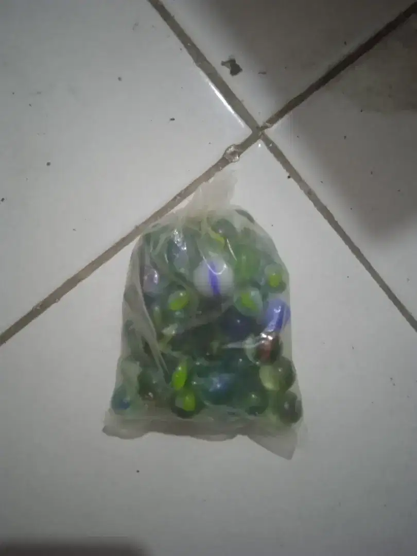 Mainan bola kelereng warna warni