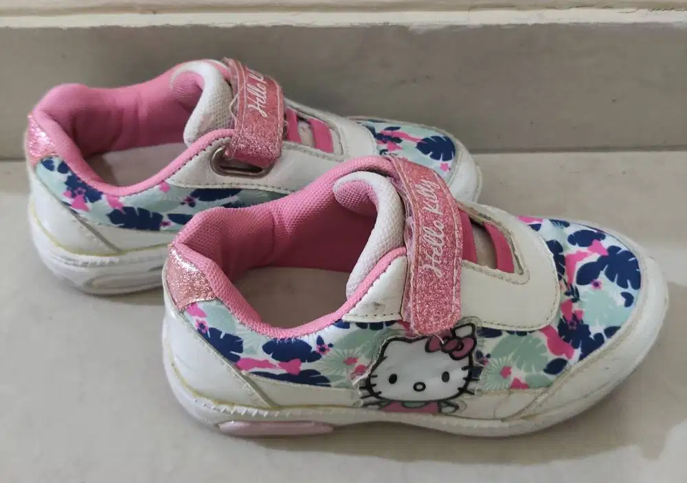 Sepatu Original Hello kitty uk. 28 kuat & cantik.