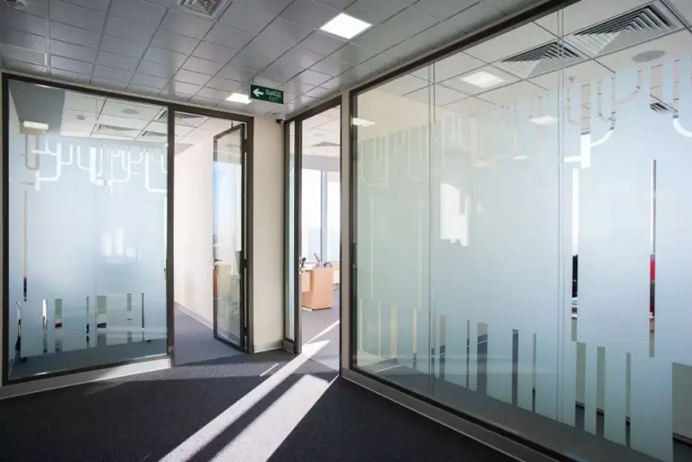 Stiker sanblas dan kaca film pantulkan cahaya matahari