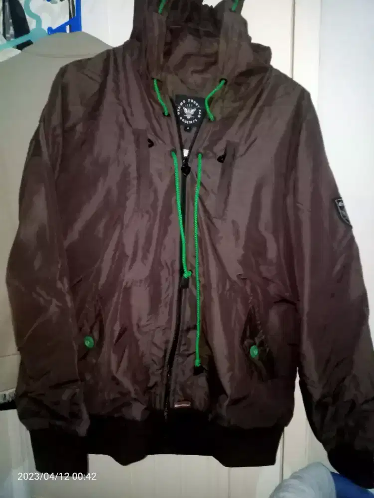 Jaket parasut tebal