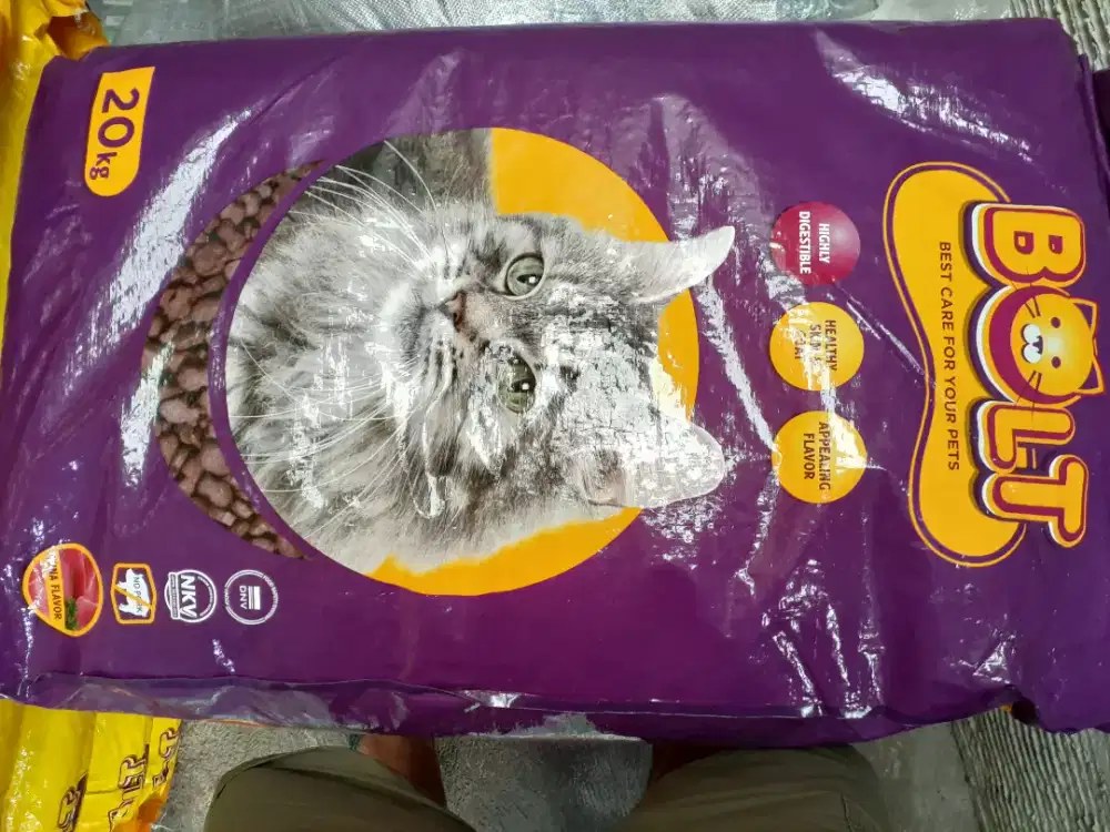 Makanan kucing merek bolt 20 kg