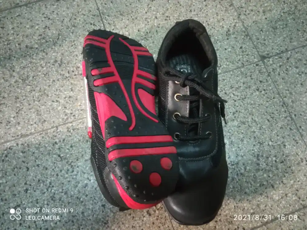 Sepatu Hitam untuk Sekolah dan olahraga.