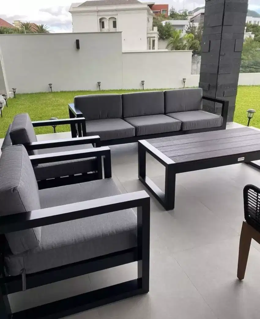 Satu set meja kursi rangka besi