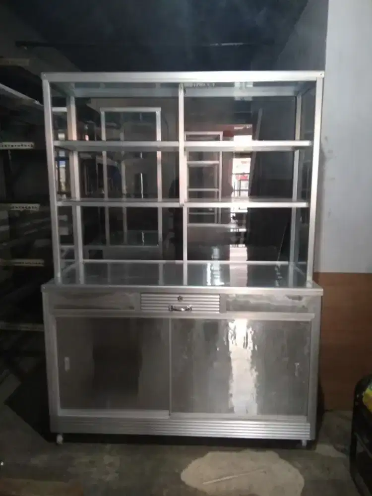 Etalase makanan dan minuman