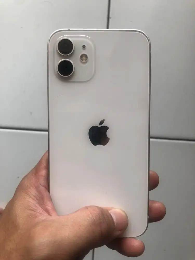 iPhone 12 64GB fullset mulus white - Handphone - 893818738