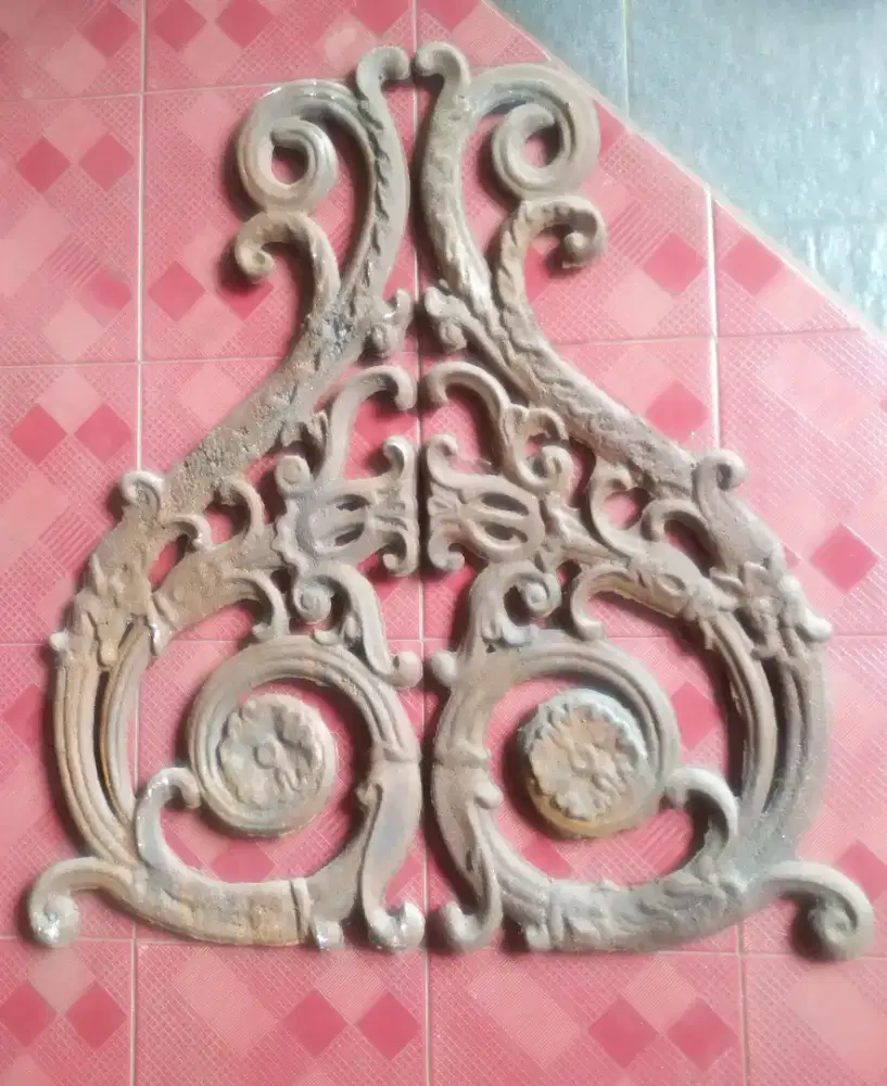 Ornamen besi cor bunga besar
