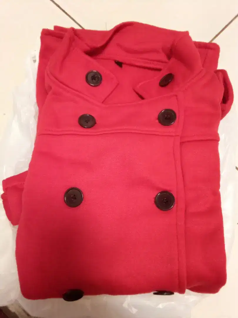 Jaket tebal warna merah.