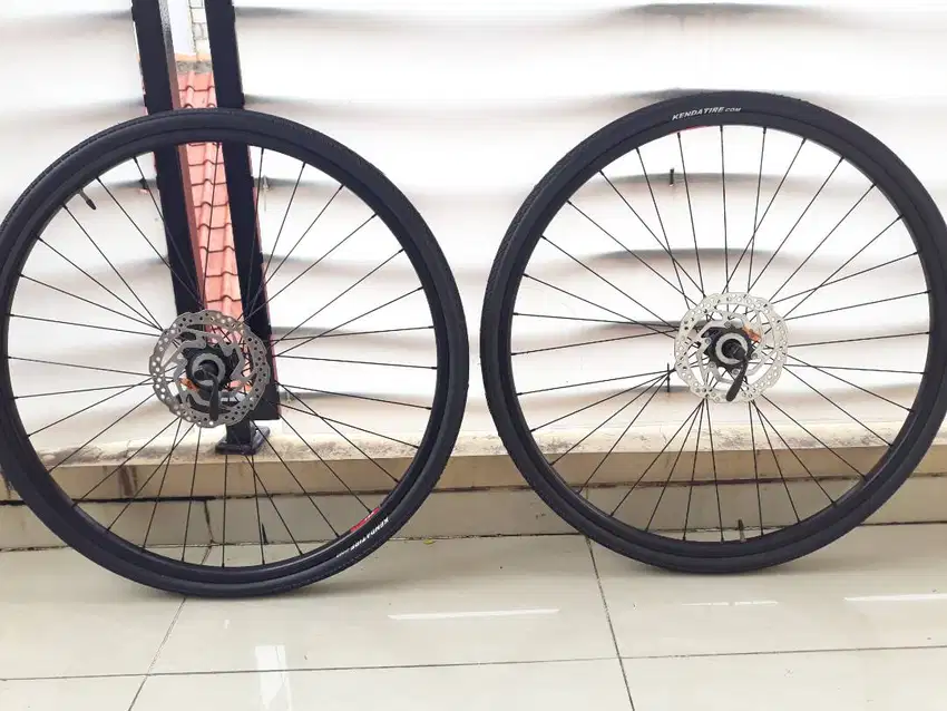 Wheelset shimano gravel touring sepeda