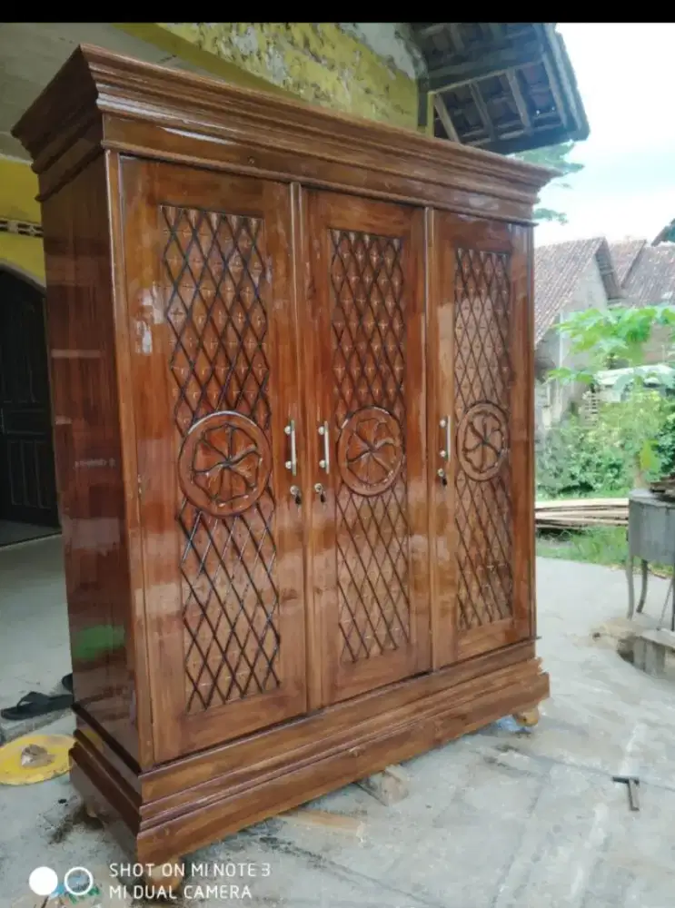 SERVIS DAN JUAL LEMARI DAN KURSI DARI  BAHAN  KAYU JATI