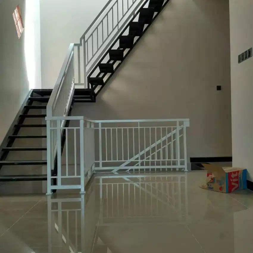 Relling tangga minimalis putih