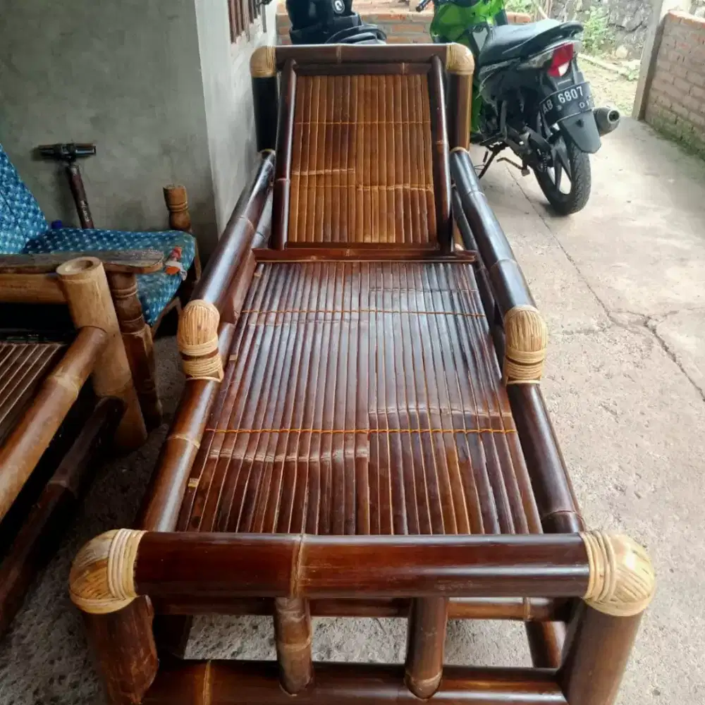 Kursi Bambu Atau Lincak