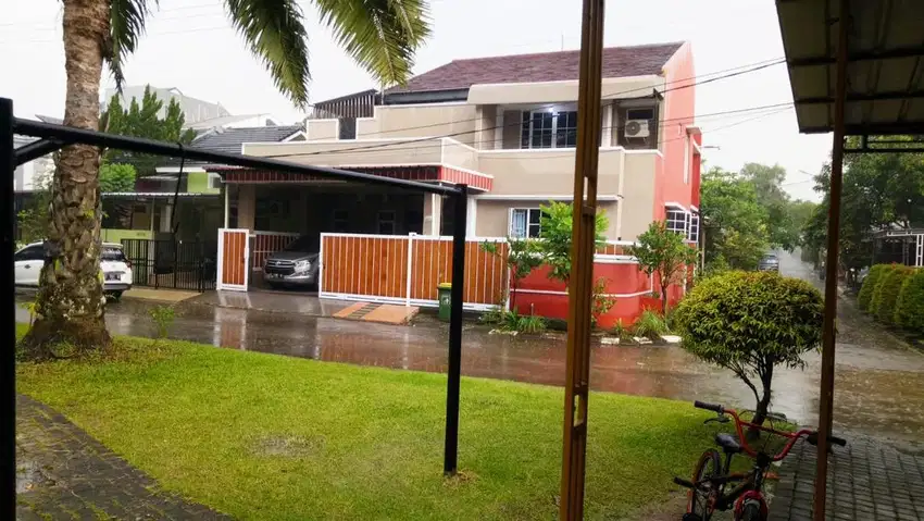 Rumah Hoek Dengan Kolam Renang Dalam Cluster Di BCC Dekat Stasiun