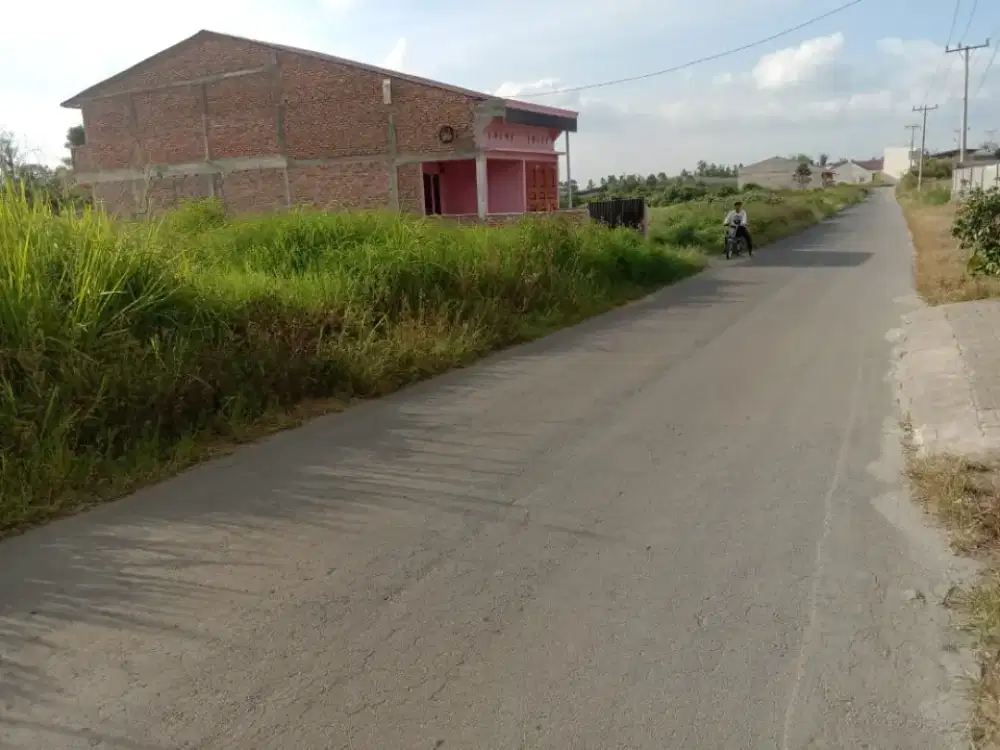 Tapak rumah di pinggir jalan desa salit tembus ke merek dan singa